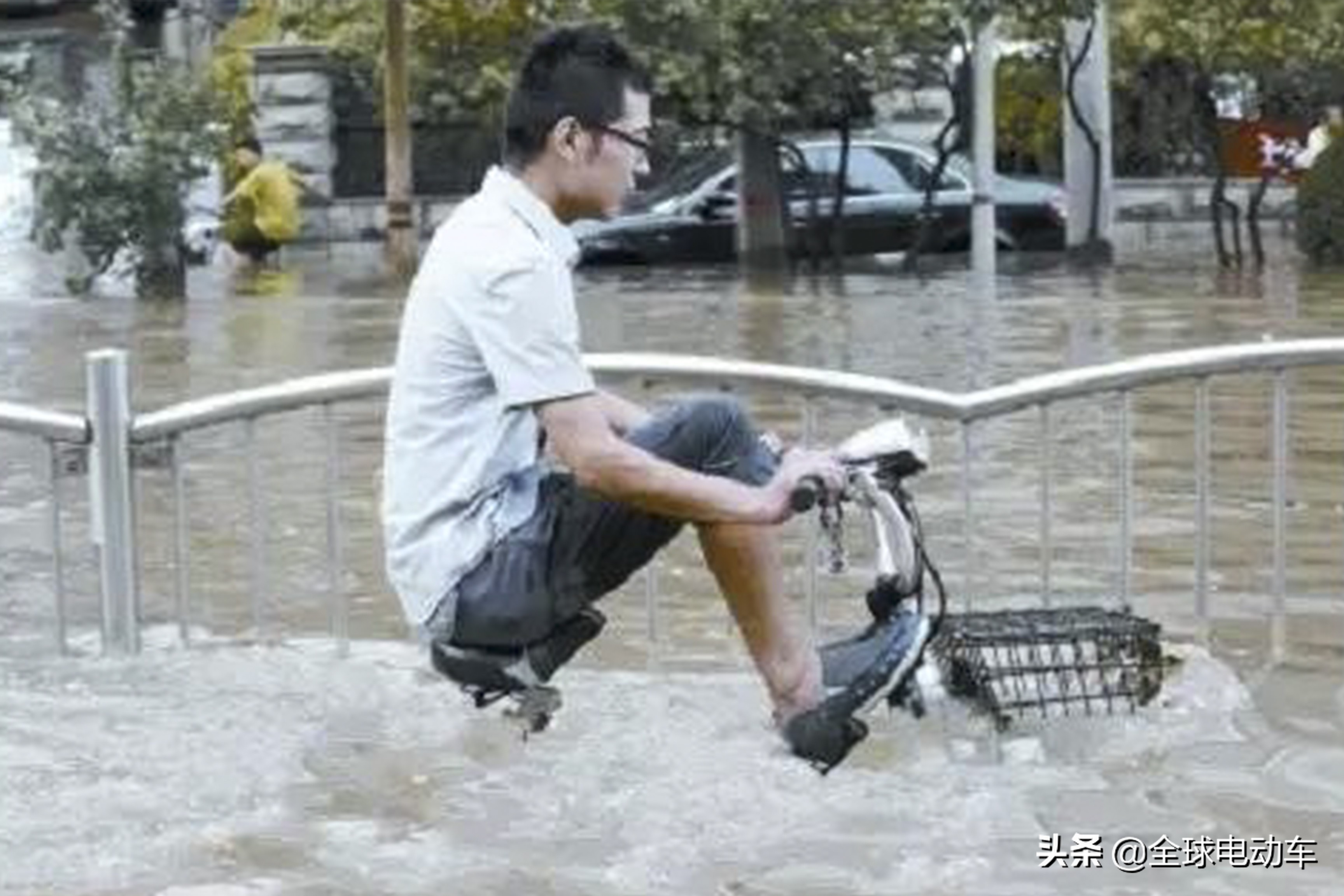 电瓶车淋雨会有事吗，电动车淋了大暴雨没事吧